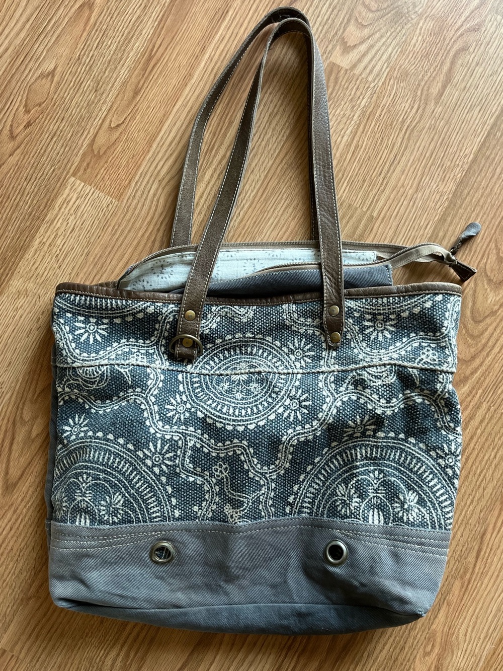 Myra Tote bag